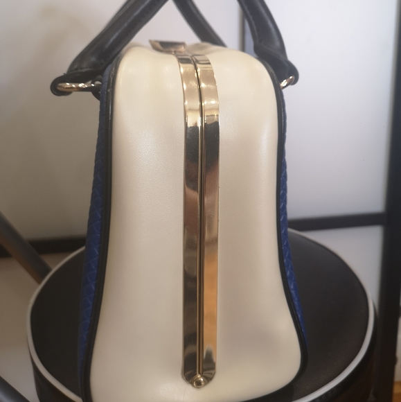 A bag - Picture 2 of 6